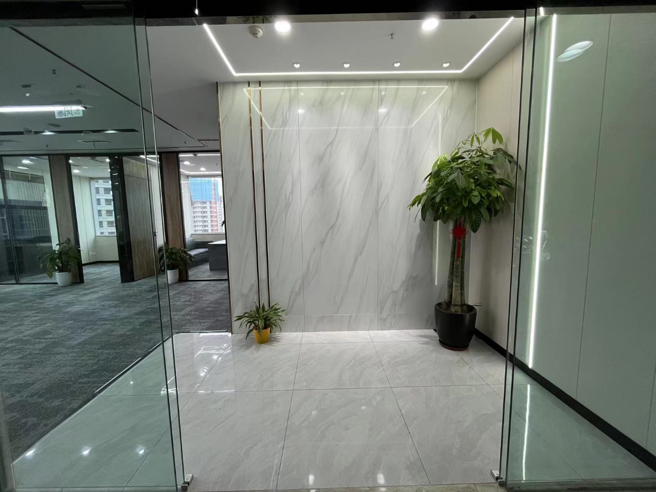 锦江区东光地铁口 183平 5隔间20工位 精装带家具 利用率高 华润广场办公室出租