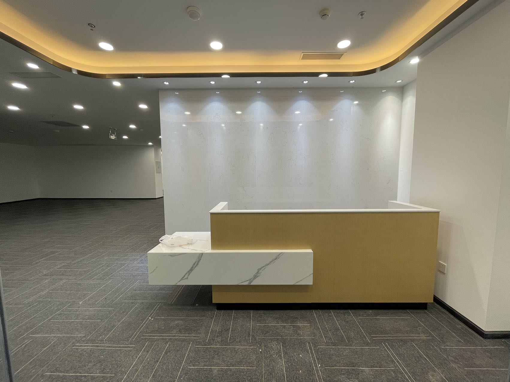 高新区创意中心4隔间加80工位精装带家具双面采光特价在租