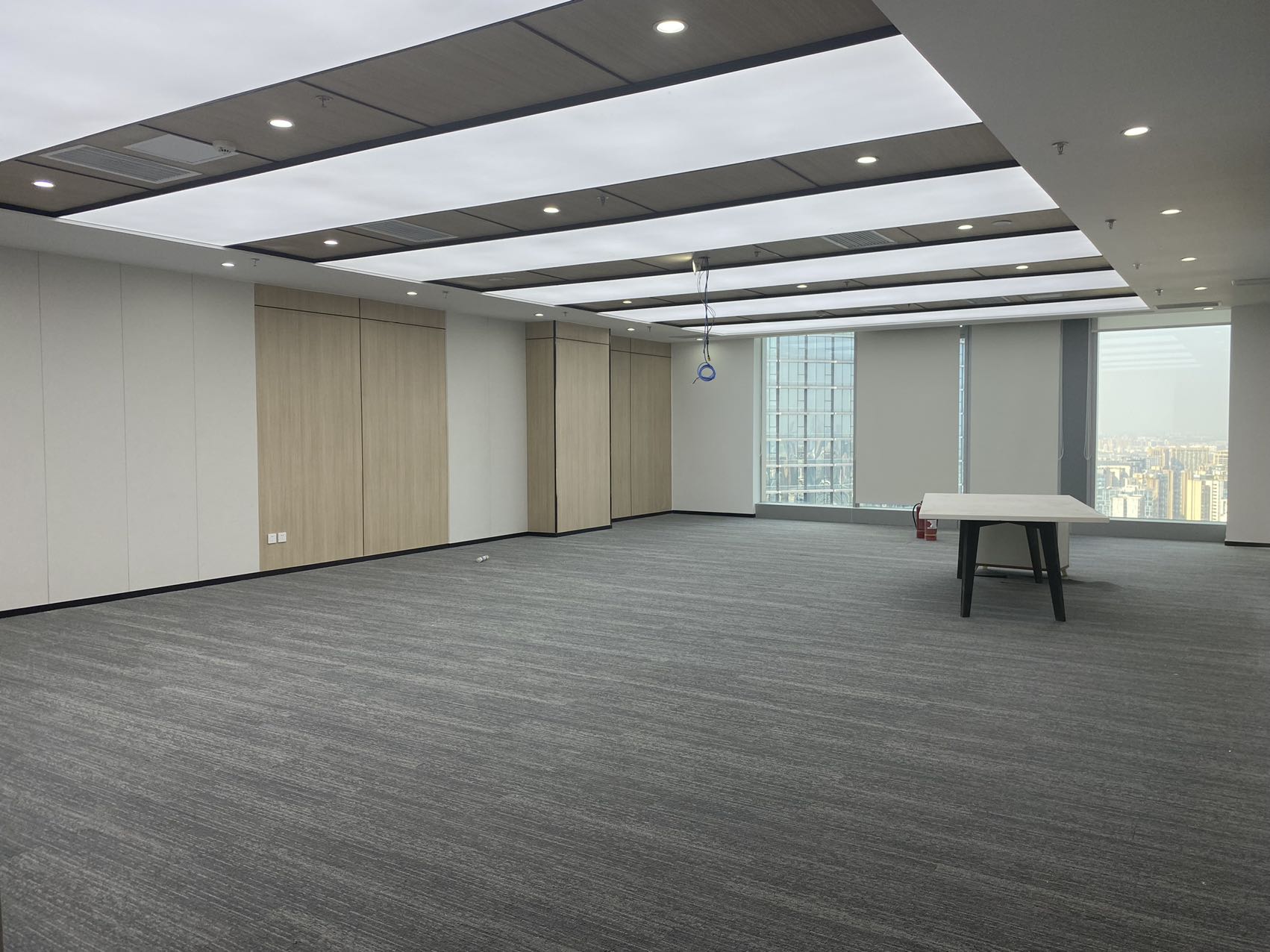 成都银泰中心高区整层工位艺术装修带家具低公摊无加时费近地铁超甲级写字楼采光通透双开玻璃门大气前台成都地标建筑
