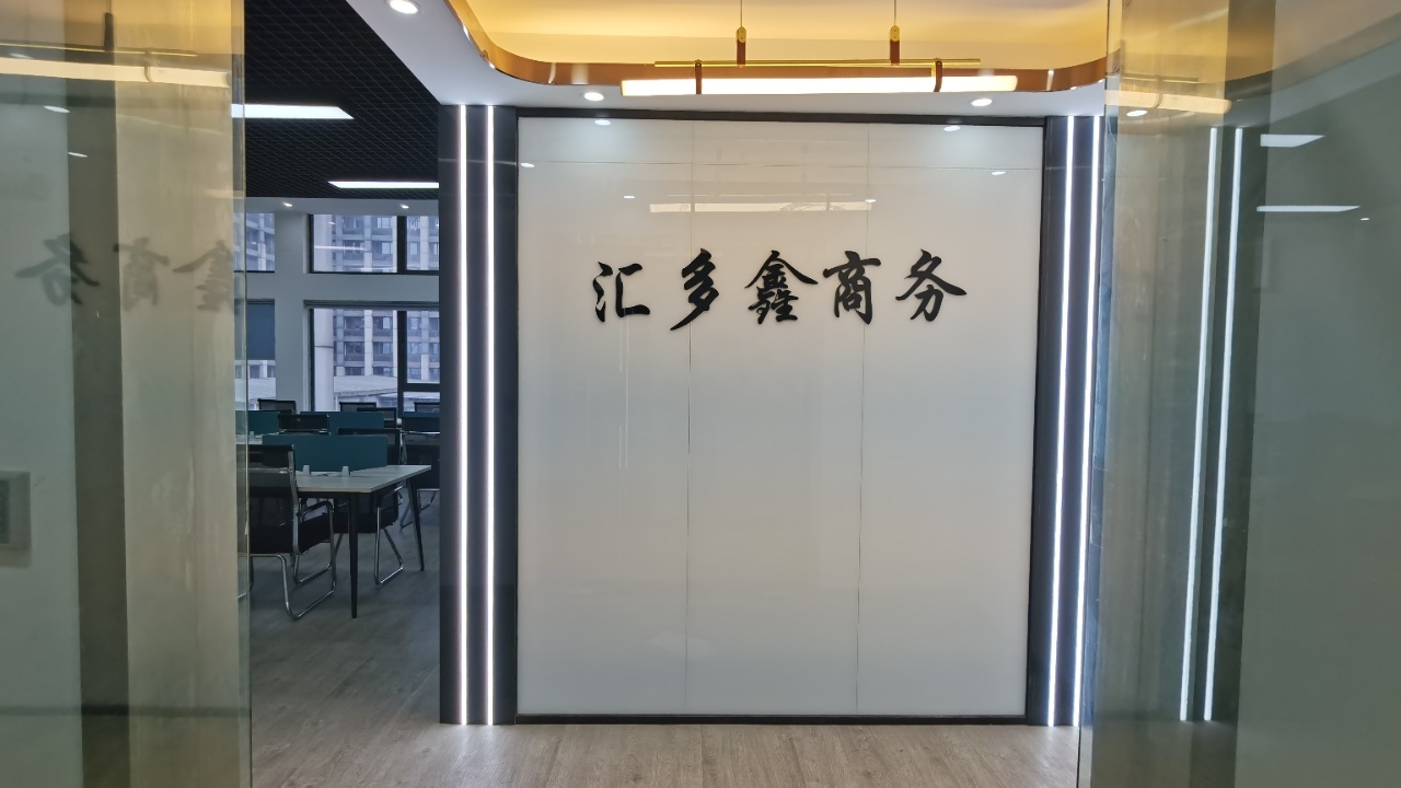 龙湖北城天街2隔间28工位艺术装修带家具低公摊无加时费近地铁商住楼采光通透双开玻璃门地梯口