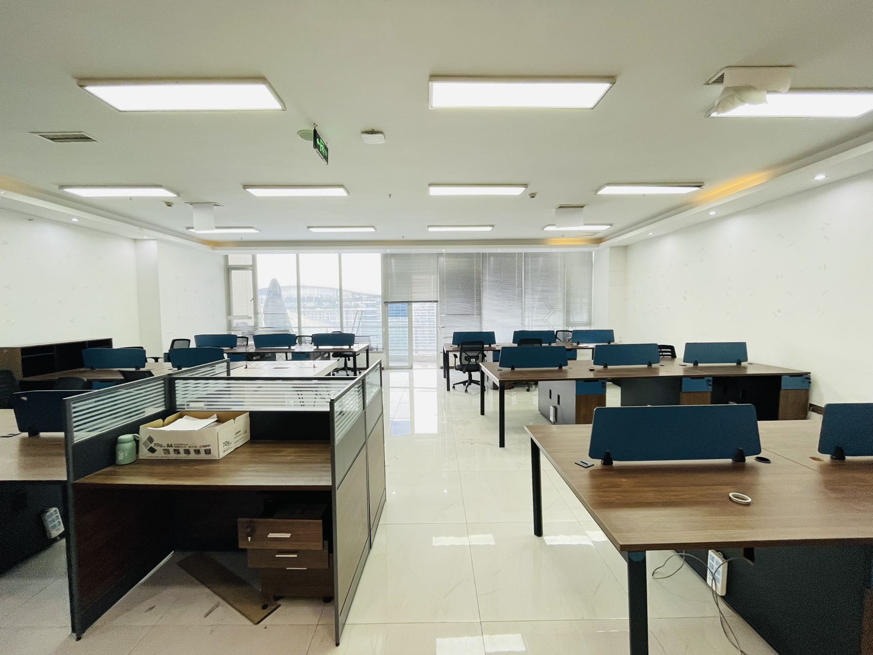 环球中心169.47平方 5隔间36工位 精装带家具 采光视野巴适