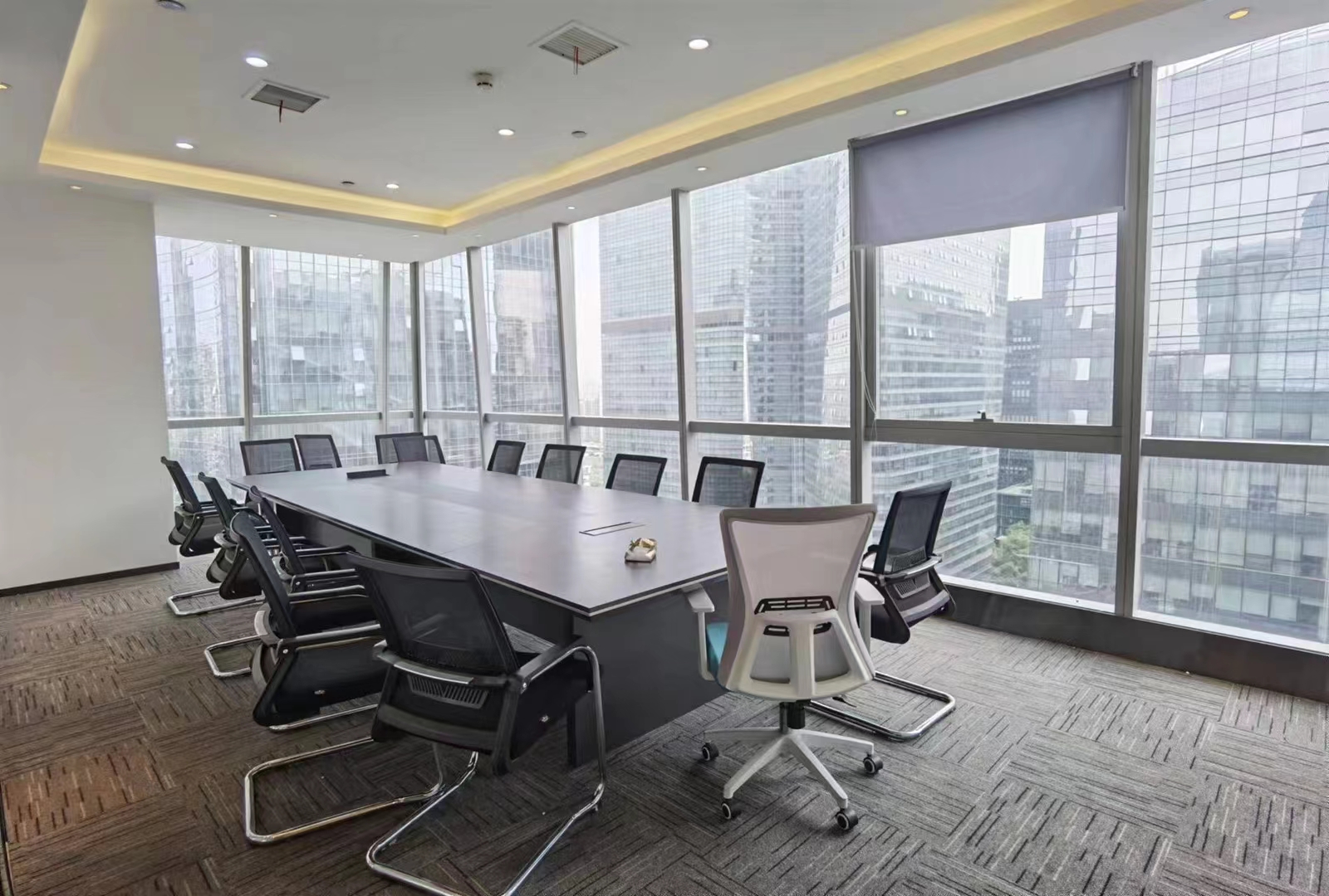高新区世纪城地铁口天府金融大厦5隔间220工位精装带家具办公室出租 户型方正|高新区写字楼|高新区办公室|租小团