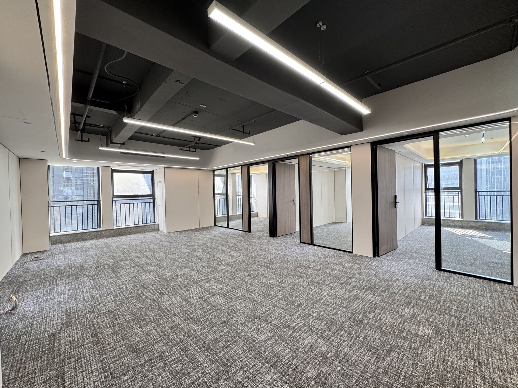 南边锦江区 琉三路附近 服务面积 205平 3隔间22工位 精装带家具 户型方正 带食堂 汇融广场办公室出租