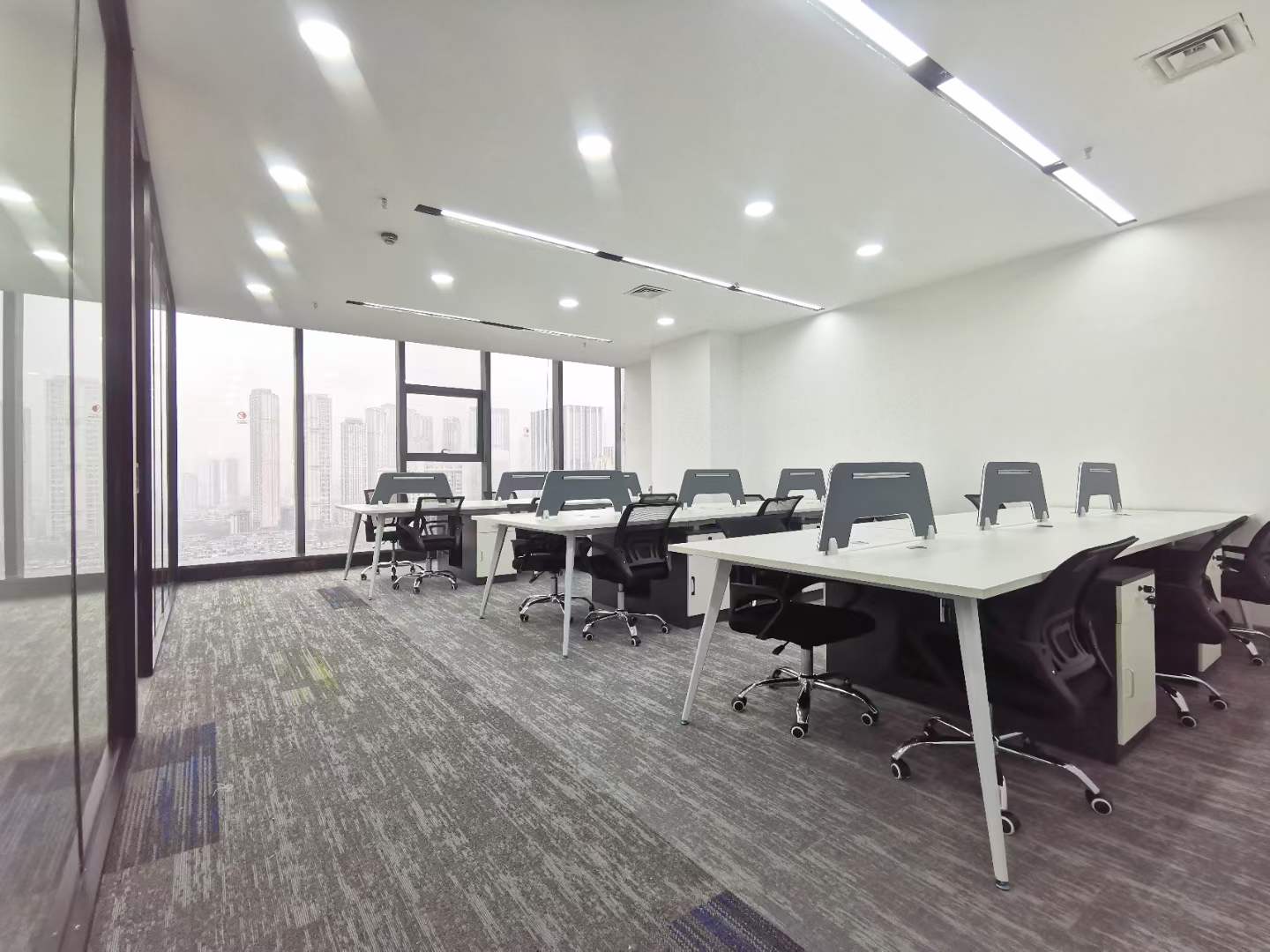 建设北路钻石广场 133平方 3隔间18工位 利用率超高 精装带家具 拎包入住
