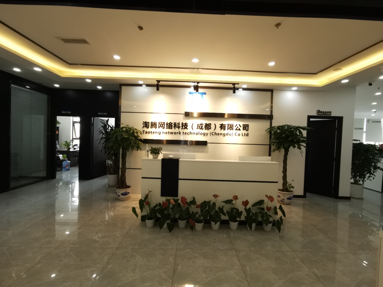 台州商人大厦5隔间40工位特价艺术精装带家具高区采光