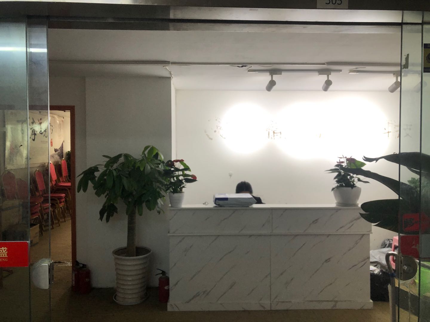高盛中心高升桥3隔间大工区采光通透交通方便价格低精装修带家具大气前台