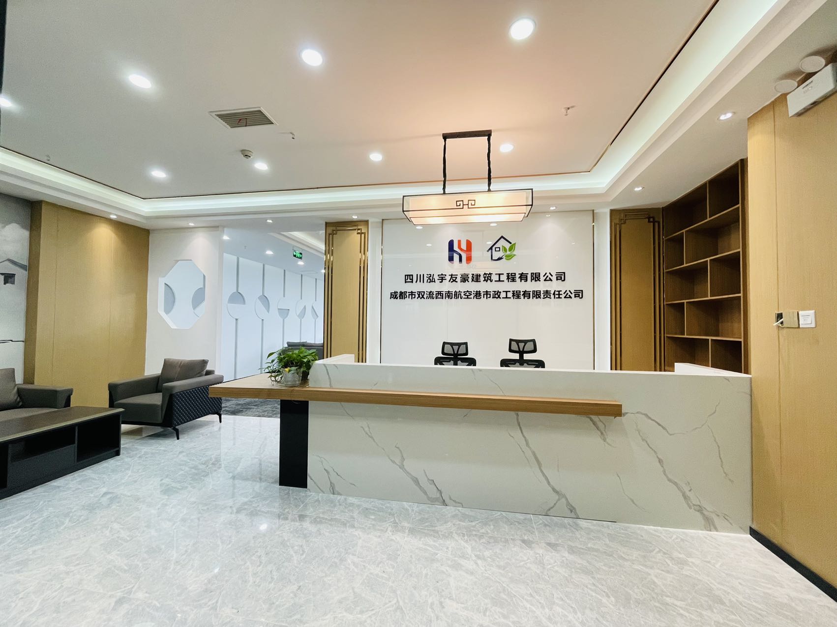 高新环球中心 5隔间20工位跃层 1号线锦城广场站直达 采光好 现代精装电梯口