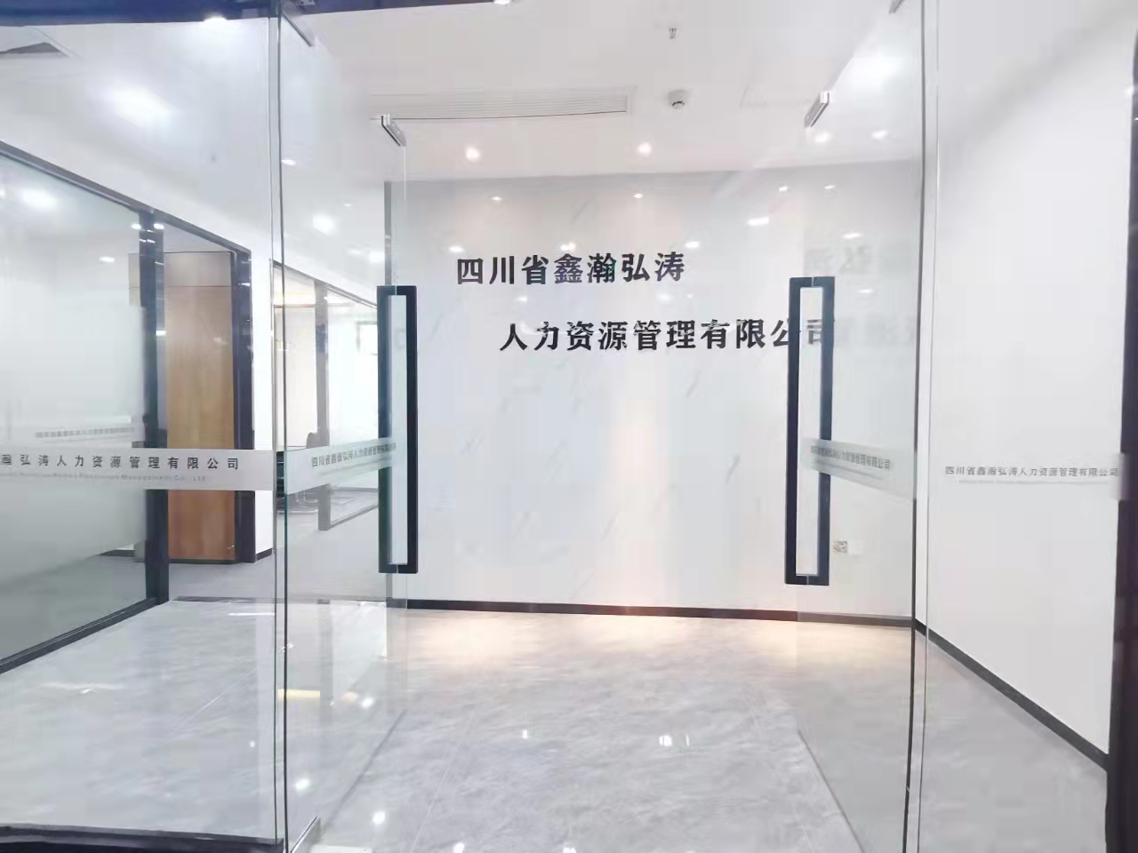 世纪城会展中心2隔间9工位双面采光艺术精装房东特价在租
