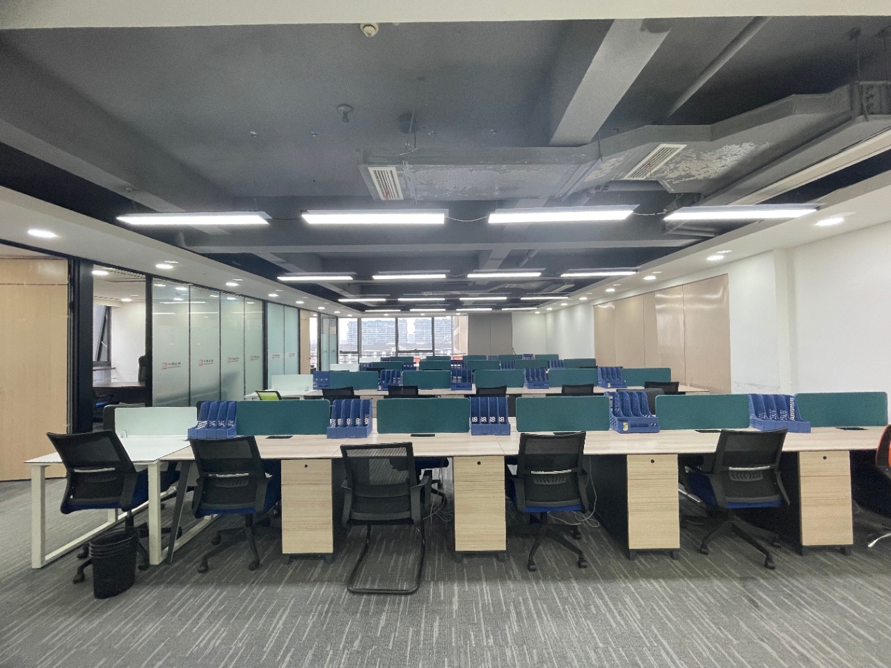 红牌楼398平方 5隔间50工位 利用率高 精装带家具 拎包入住 莱蒙都会