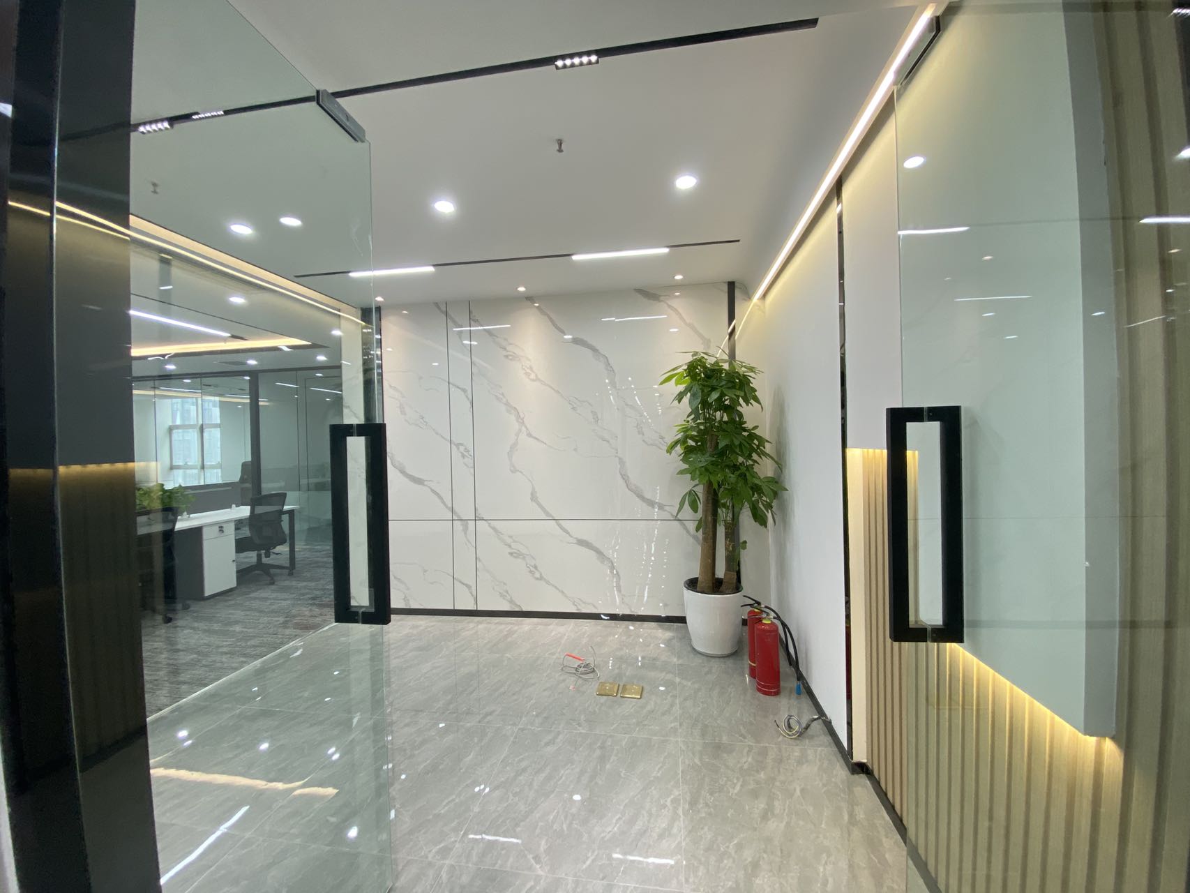 雄飞中心3隔间22工位艺术精装带家具房东特价在租高区采光