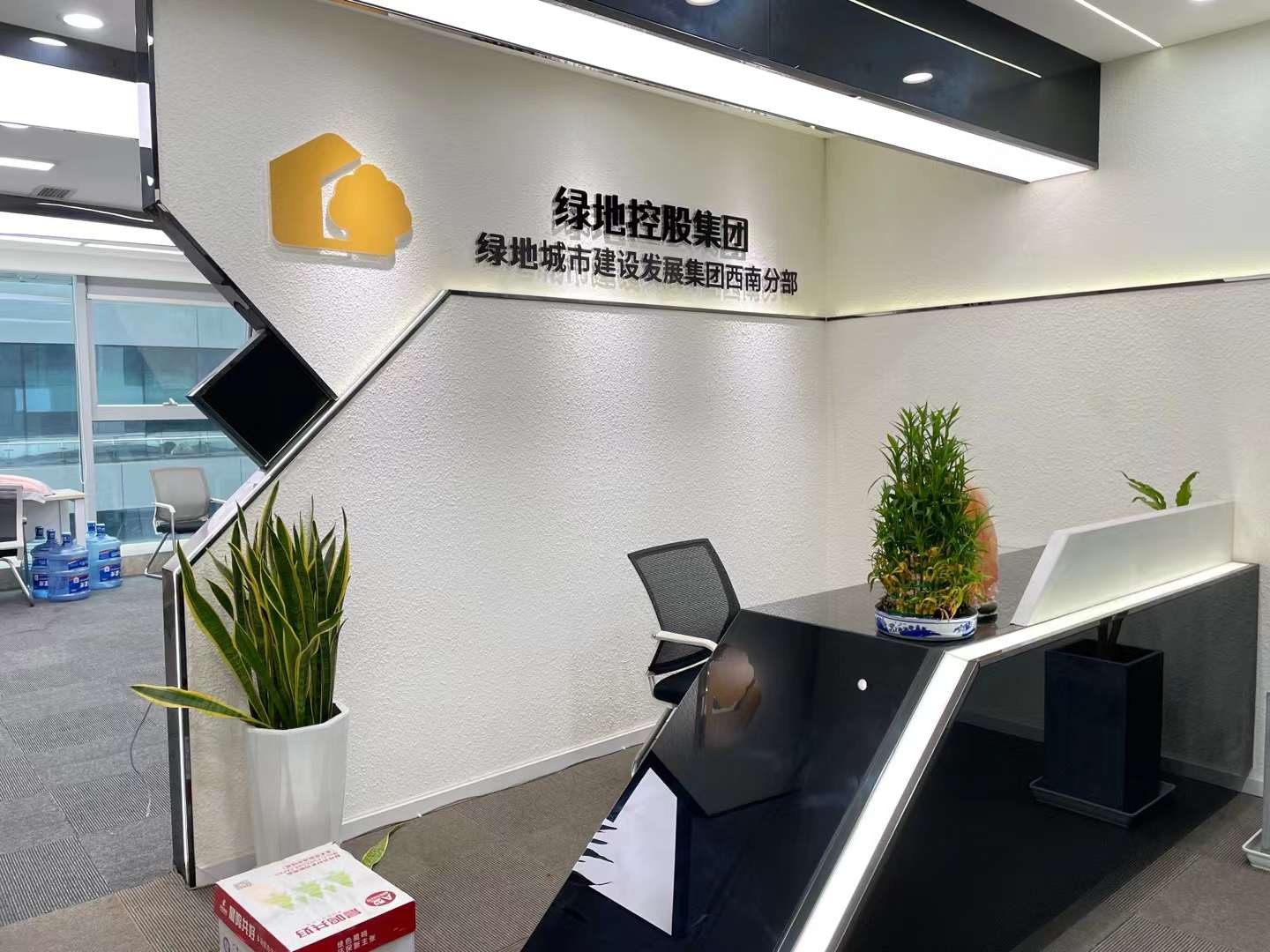 天府二街纯写精装办公室绿地之窗 3隔间20工位194.2平