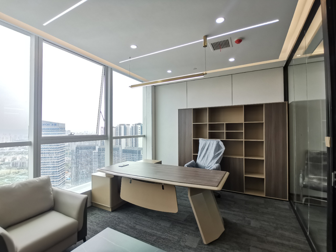 成华区超甲 186平 4隔间18工位 地铁口 精装带家具 全新装修 成华万科大厦