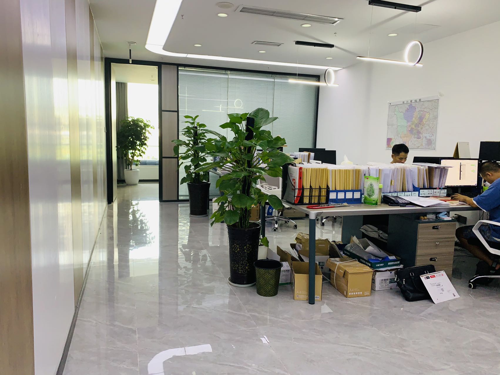 环球中心地铁口创业优质小面积 1隔间8工位 按套含物业费出租 带阳台 环球中心办公室出租|高新区写字楼|高新区办公室|租小团