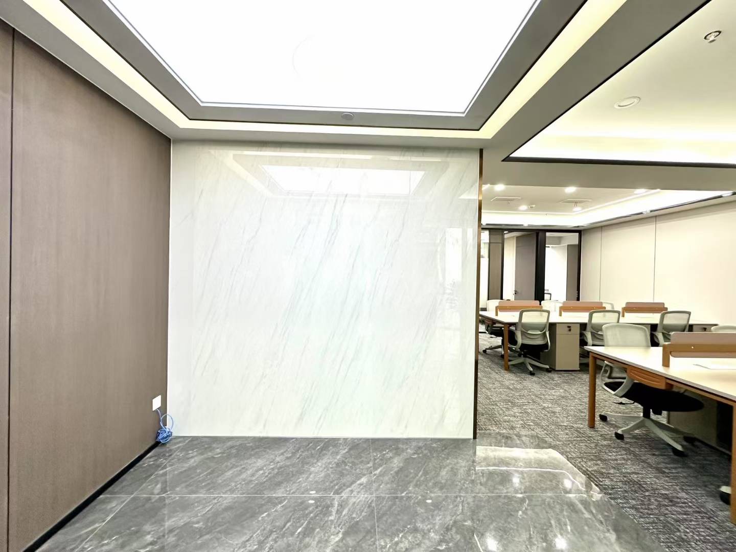 孵化园三线交汇 精选小户型 139平 3隔间12工位 24小时空调含能耗 省电 交通便利 嘉润国金中心办公室出租|高新区写字楼|高新区办公室|租小团