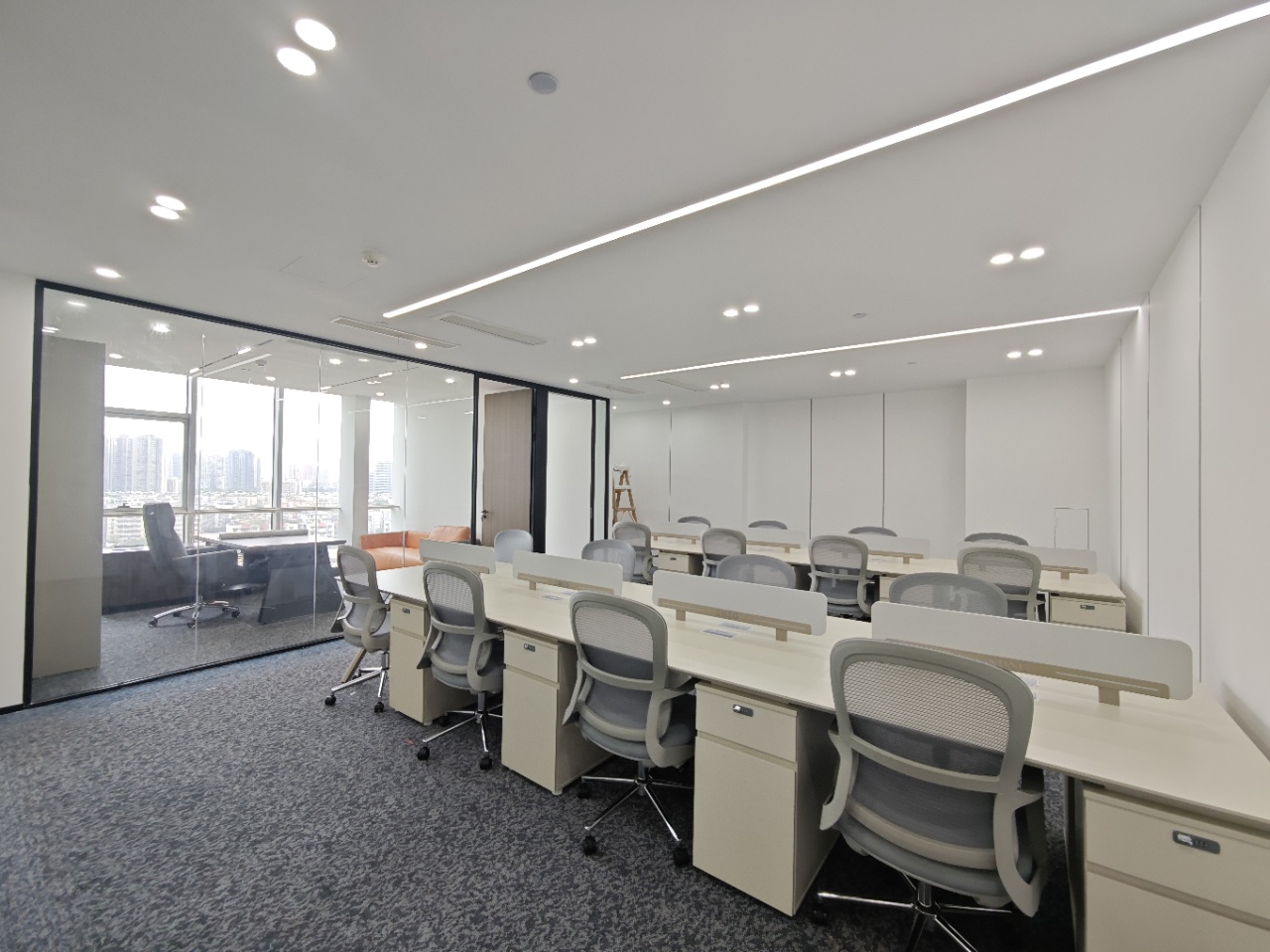 锦江区东光地铁几百米 201平 4隔间15工位 精装带家具 户型方正 24小时空调 东湖国际办公室出租