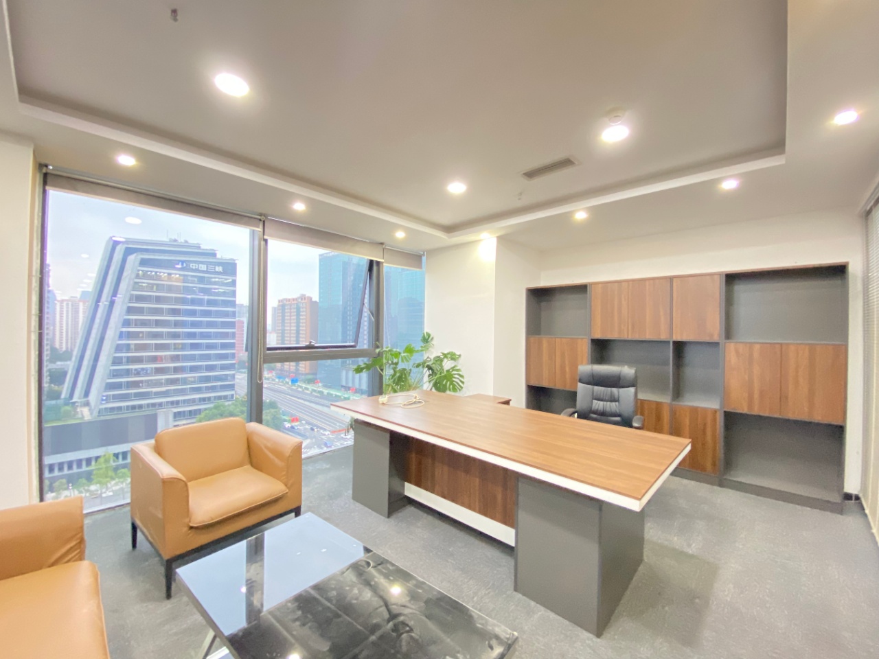 茂业中心550平精装带家具6隔间64工位双面采光