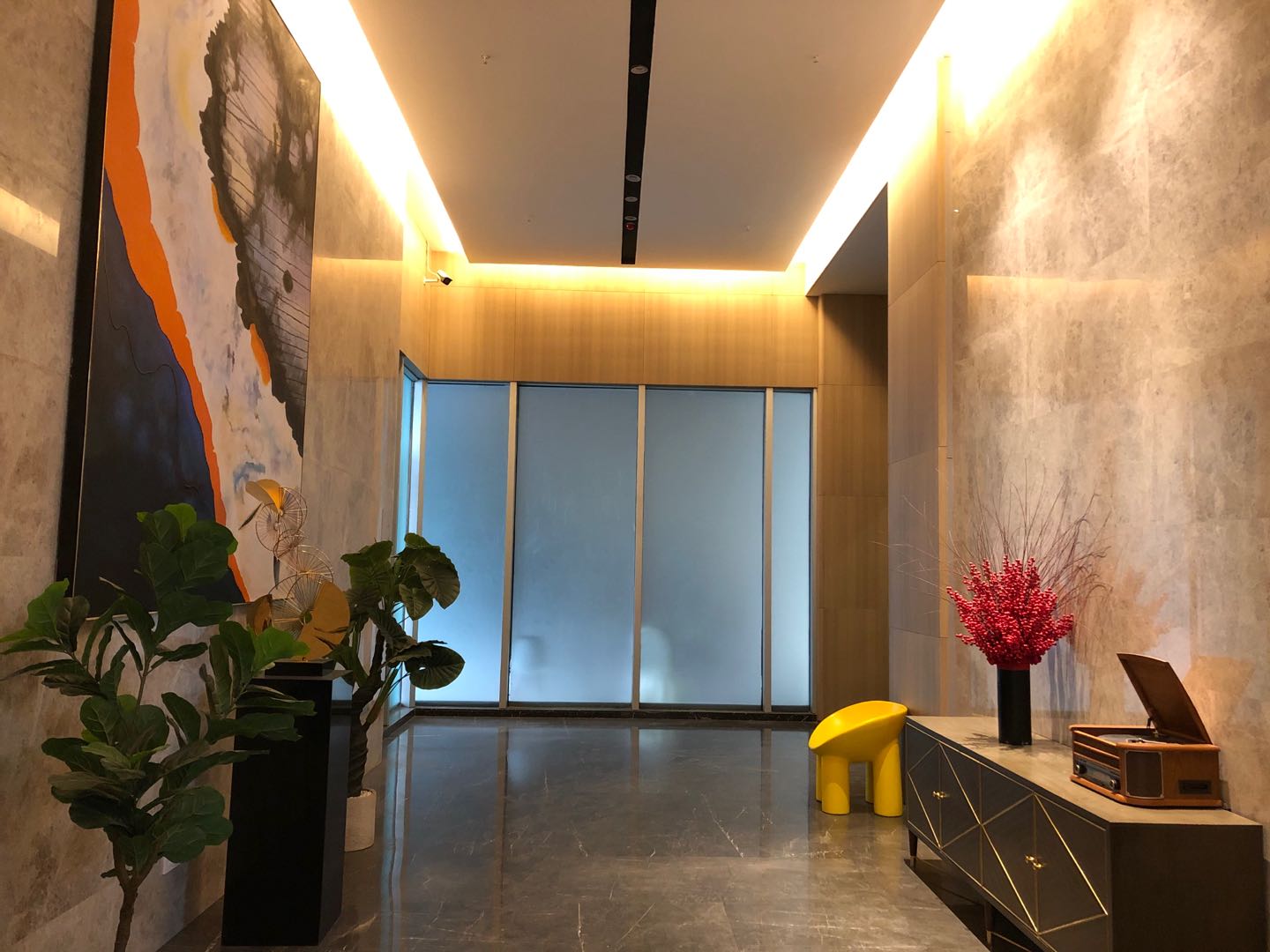 成华区驷马桥泛悦城市广场写字楼出租50平1隔间8工位精装带家具无加时费超高得房率地铁口现房