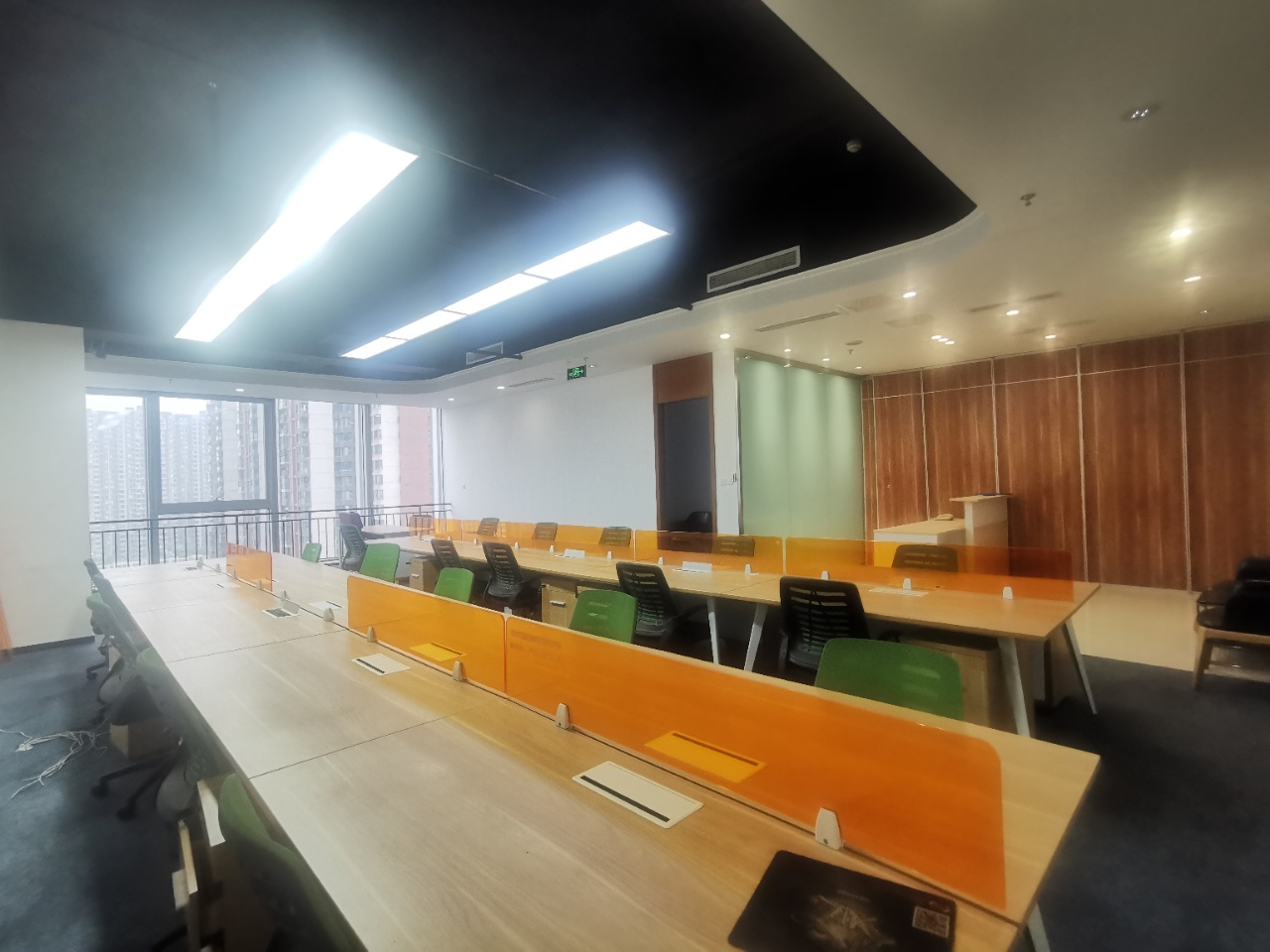 成华科技大厦1隔间16工位采光通透精装修带家具低公摊无加时费双开玻璃门近地铁