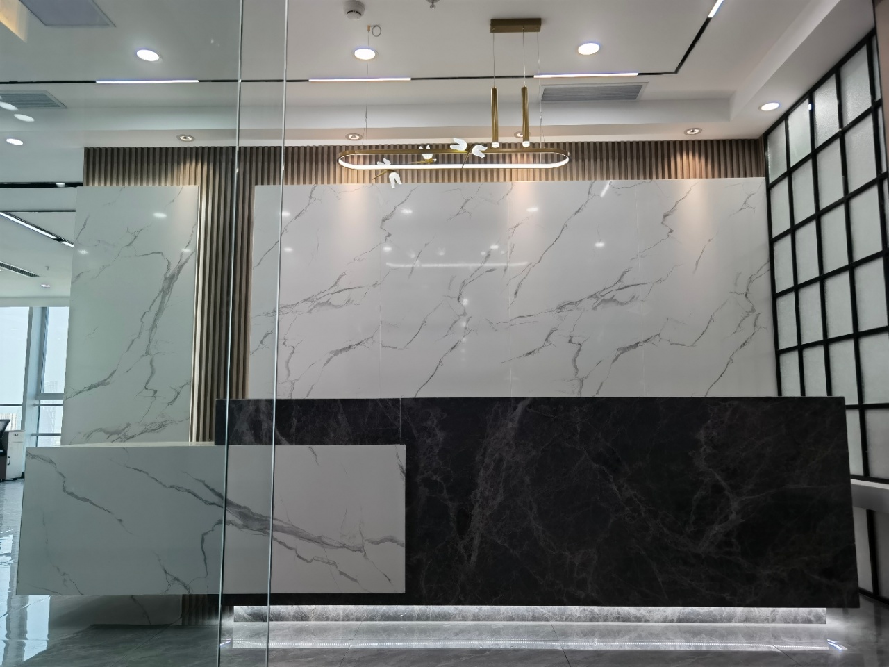成华区双店路地铁口奥园国际广场写字楼出租267平4隔间30工位精装带家具无加时费超高得房率家具可按需求配置