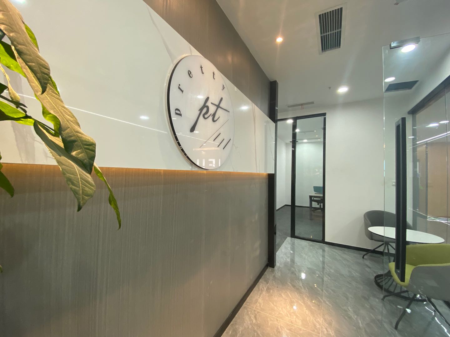 高新区世纪城地铁口新会展中心精装办公室出租 无空调加时费 户型方正