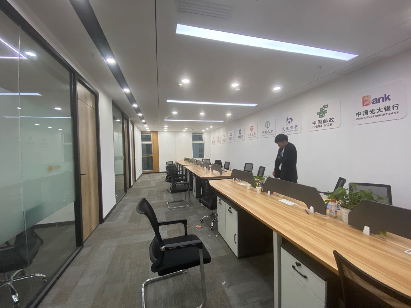 青羊区太升南路地铁口精装办公室电梯口3隔间27工位沃特国际通讯大厦