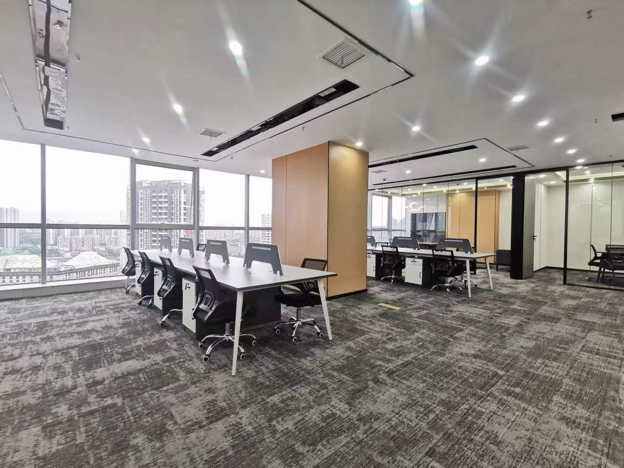 成华东郊记忆地铁口 招商中央华城3期5隔间22工位 采光好