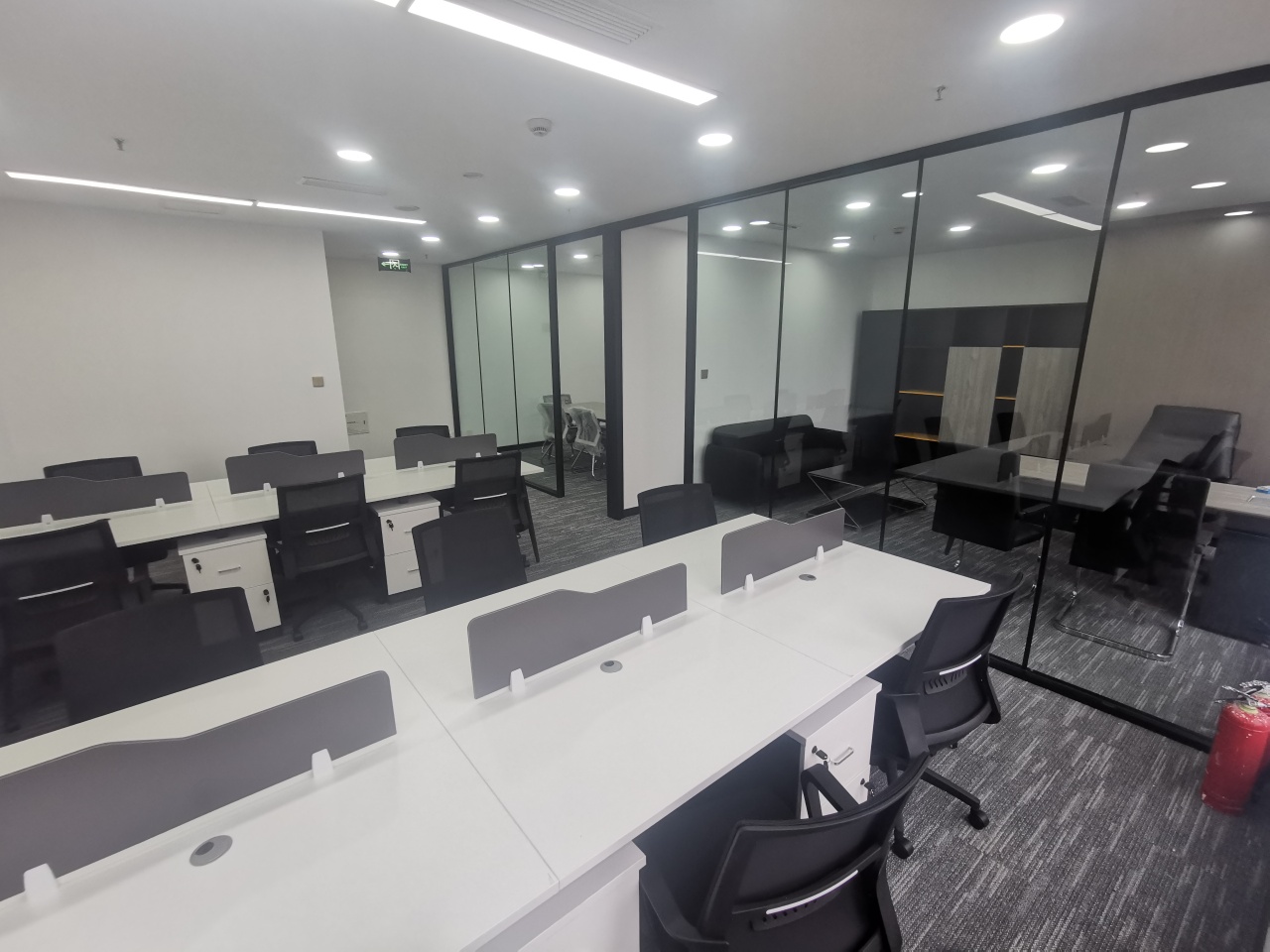 喜年广场 正看太古里 春熙路地铁口 现代精装带家具 户型方正 3隔间12工位