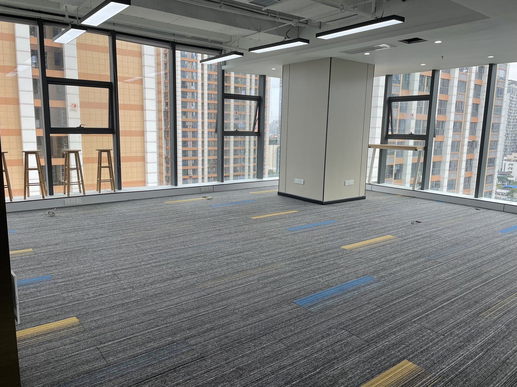 建设北路钻石广场 158平方 3隔间20工位 利用率超高 双面采光 精装带家具 拎包入住