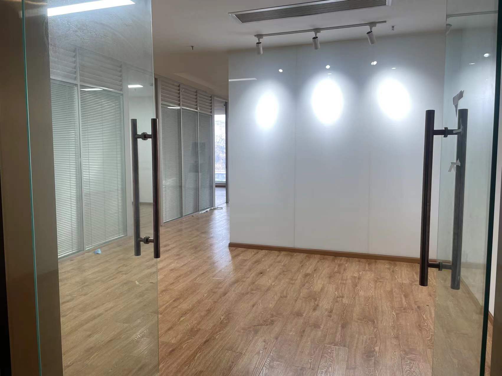 万茂大厦3隔间20工位采光通透精装修带家具低公摊无加时费双开玻璃门楼下地铁口|武侯区写字楼|武侯区办公室|租小团