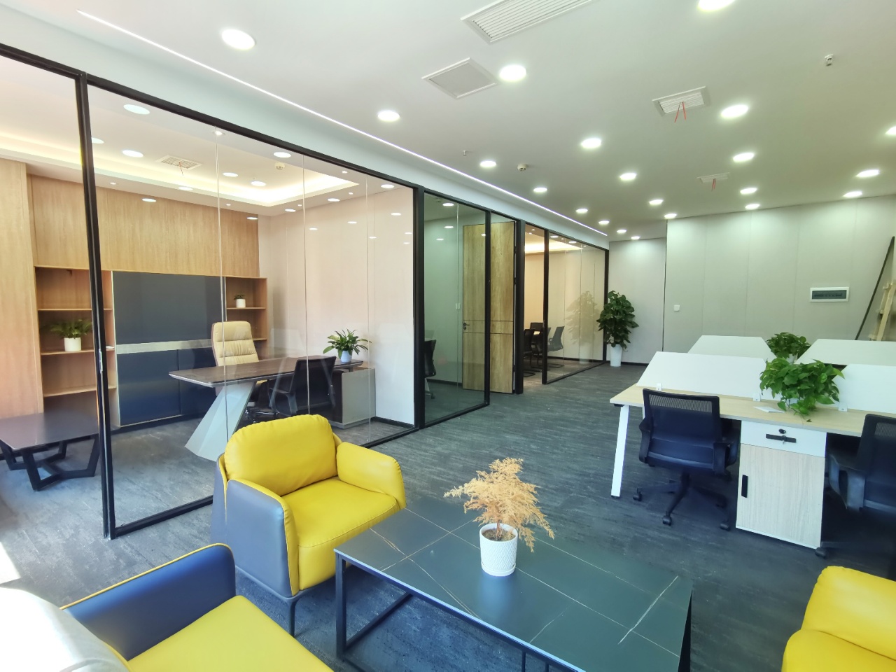 1号线高新地铁 3隔间16工位利用率超高 户型方正 拎包入住 晶科一号