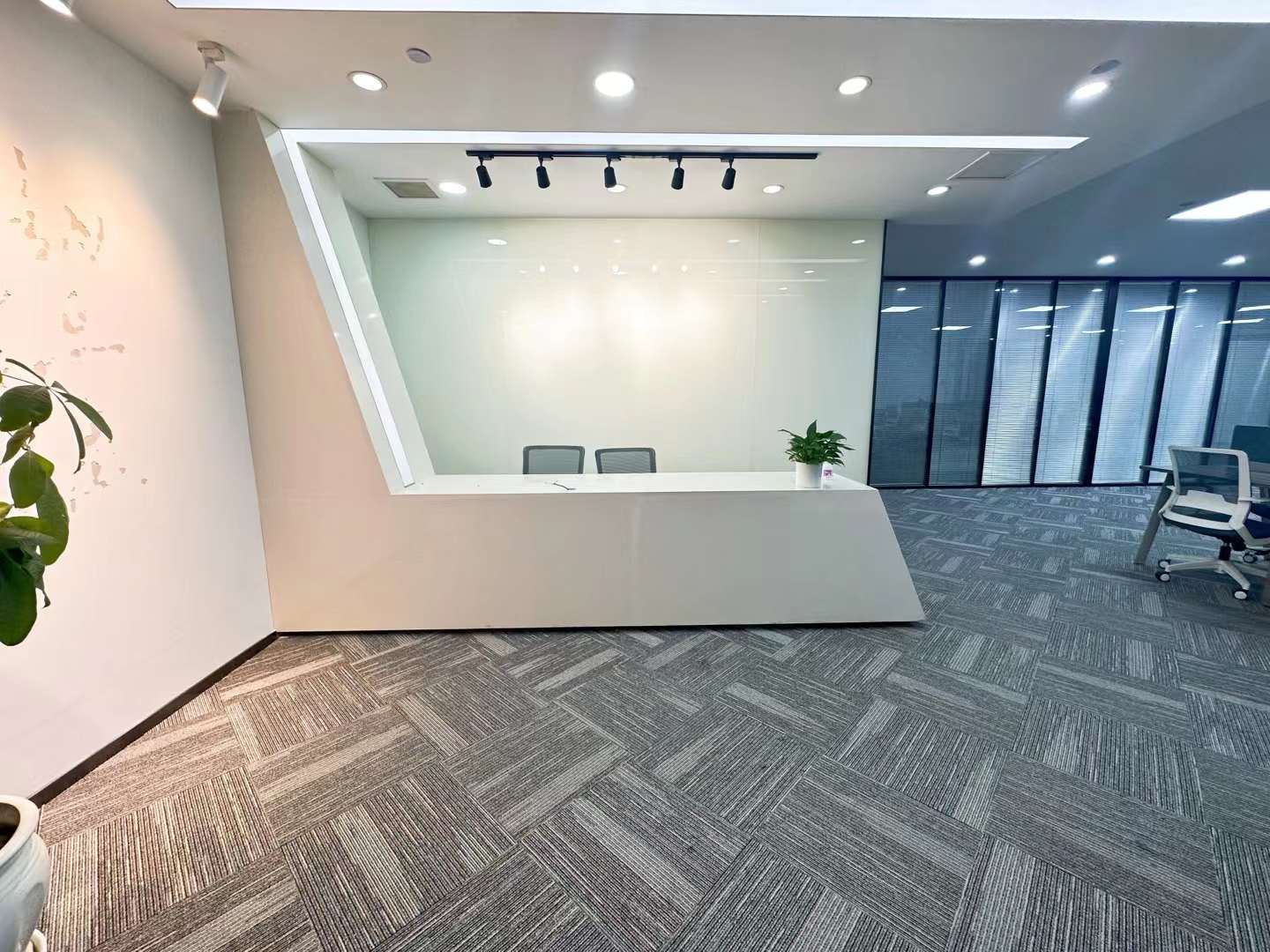 金融城地铁口超甲楼盘 405平 5隔间24+工位 隔间大 精装带家具 拎包入住 中国华商金融中心 成都写字楼出租