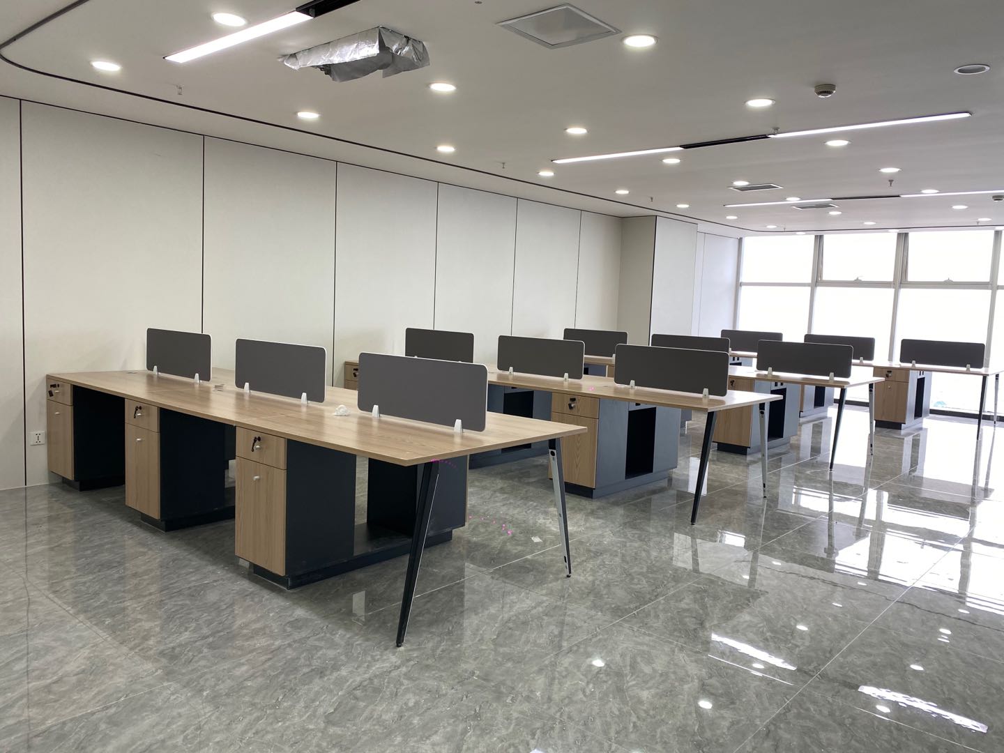 高新区地铁口精装办公室香年广场天际视野，鸟瞰全城。 电梯口3隔间40工位