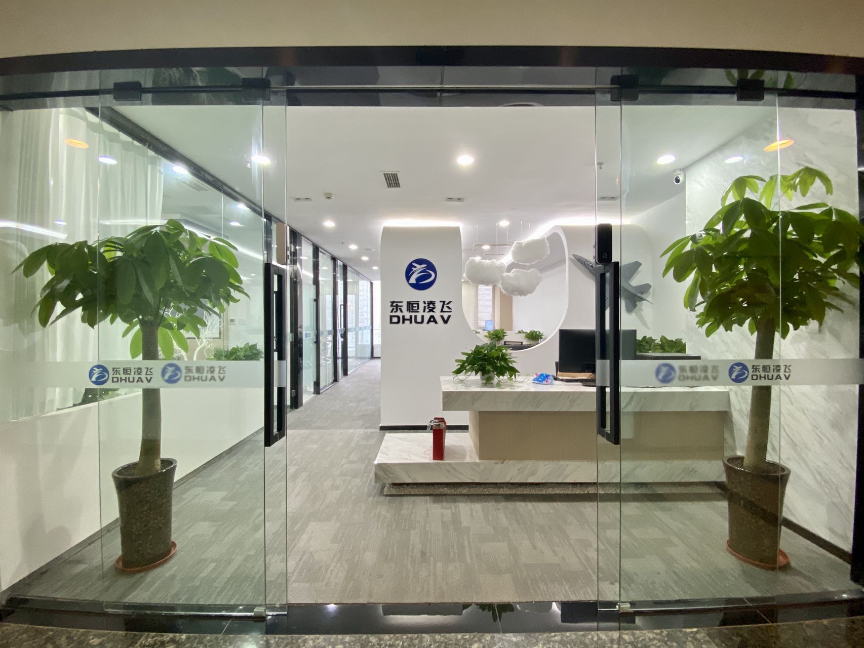 高新区环球中心精装办公室带家具 136平 3隔间12工位|高新区写字楼|高新区办公室|租小团