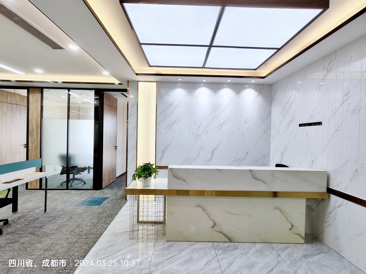 西门成都西站地铁口 甲写精装现房197平 4隔间18工位 户型方正 无加时费 朝南 安格斯恒通办公室出租
