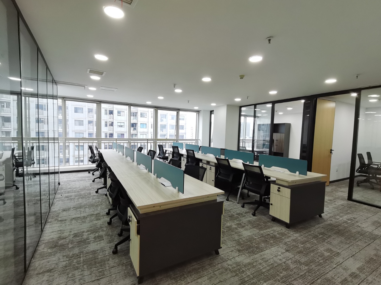 商鼎国际4隔间20工位采光通透精装修带家具低公摊无加时费双开玻璃门交通便利近地铁