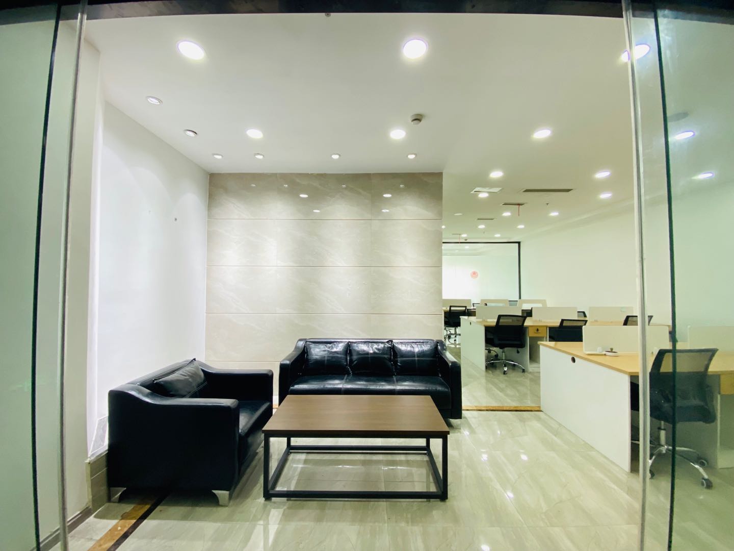 imc国际广场 小户型实用型办公室 156平3隔间15工位 交通便利拎包入住