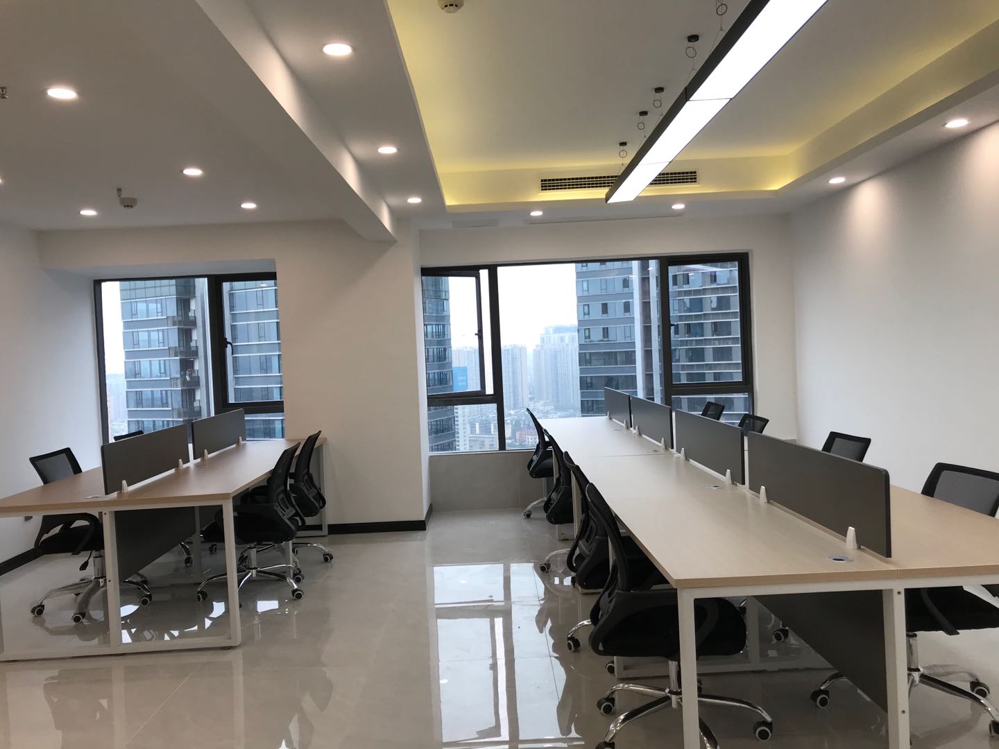 茶店子地铁口 93平小面积 2隔间12工位 利用率高 龙湖紫宸香颂 拎包入住