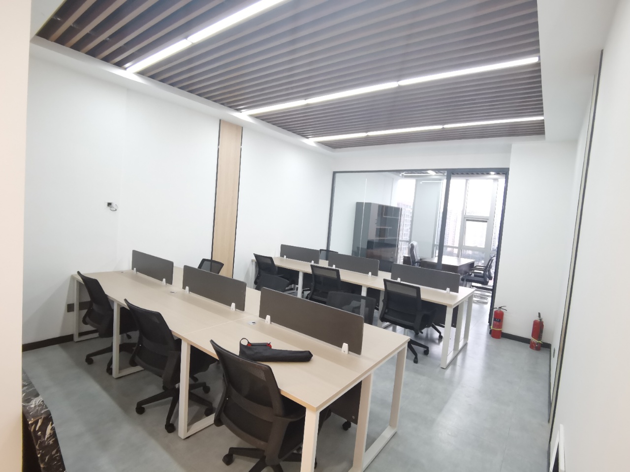 动物园旁72平创业小户型 1隔间12工位 精装带家具 泛悦城市广场
