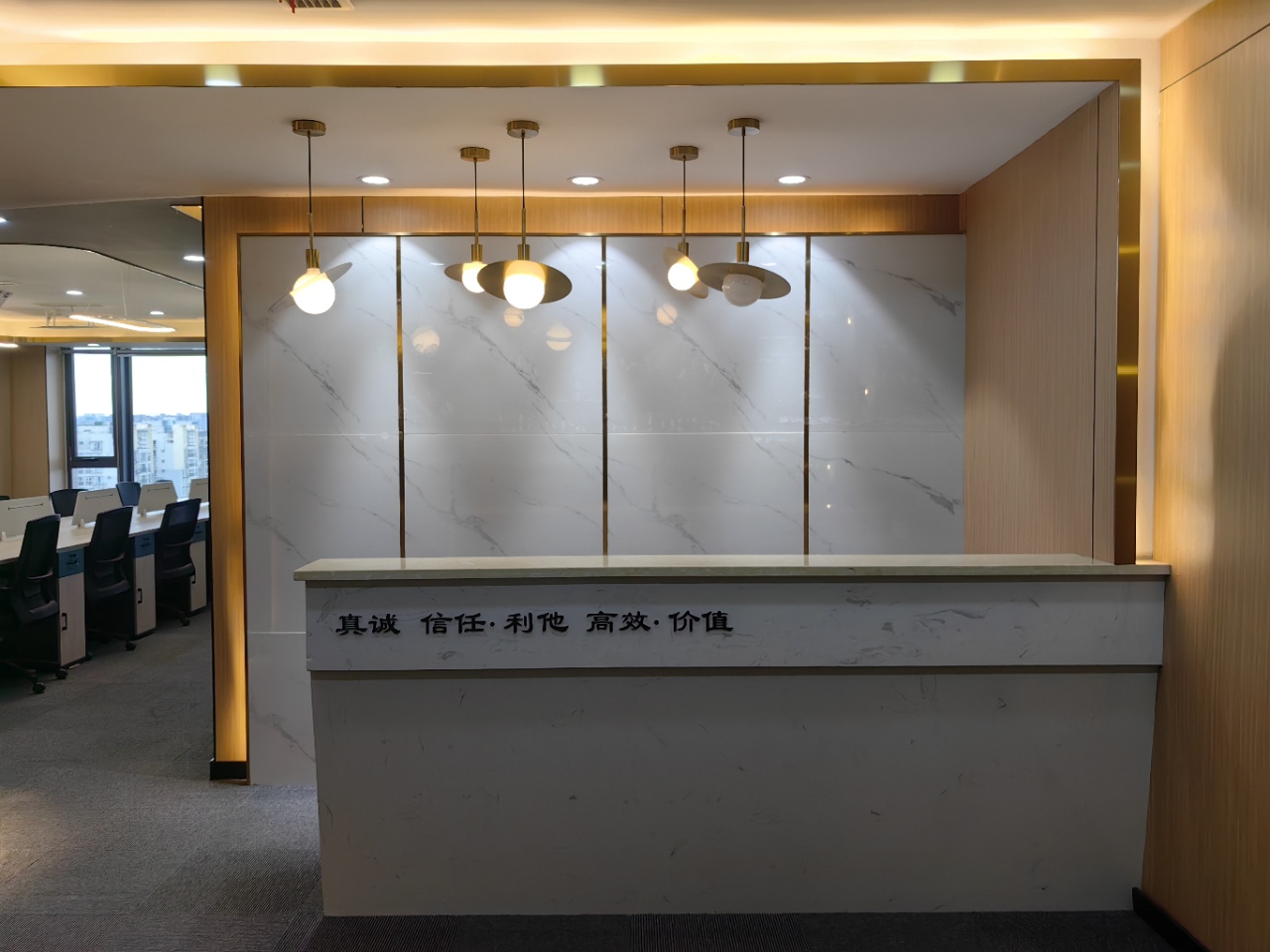 红牌楼广场 6隔间36工位 无加时费 双地铁 精装带家具 拎包入住 莱蒙都会 写字楼出租