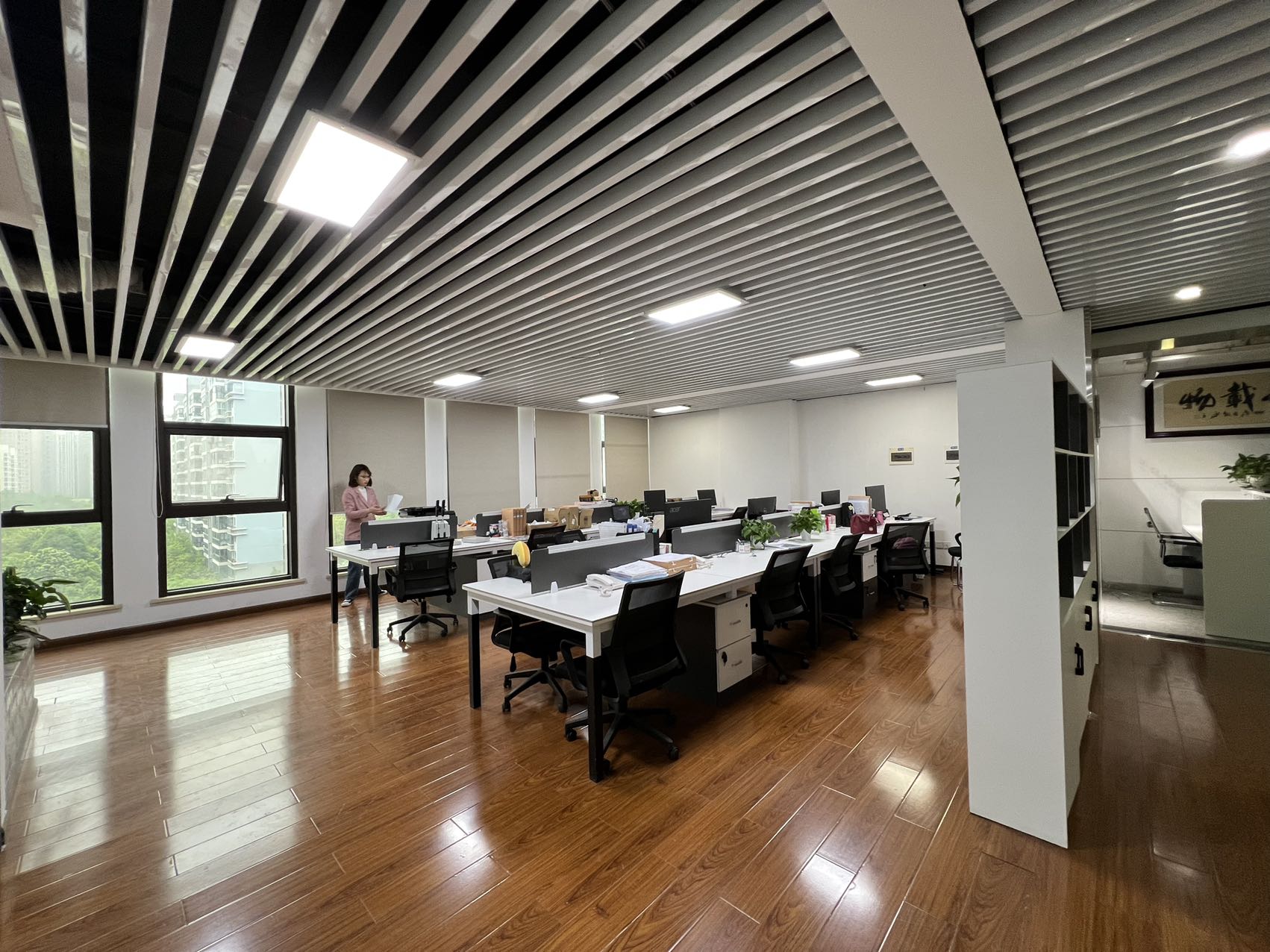 孵化园地铁 中航交流中心 216平方 5隔间20工位 利用率高 近地铁 拎包入住 金融城