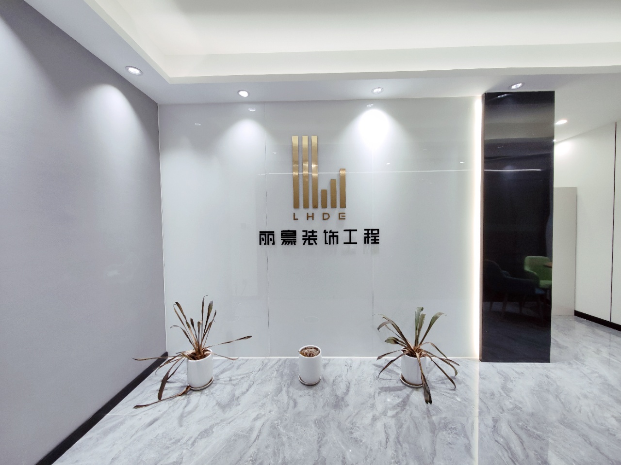 高新区新通大道地铁口时尚大厦小面积办公室 8000含物业含税 2隔间6工位