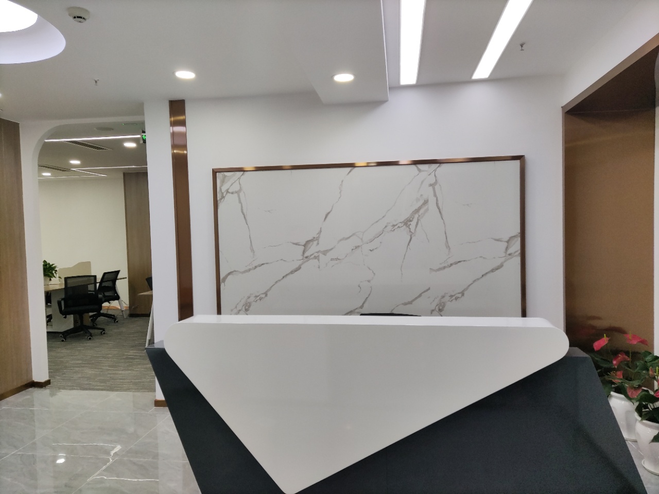 高新区新世纪环球中心232平精装带家具办公室  东区朝外 交通便利 特价出租