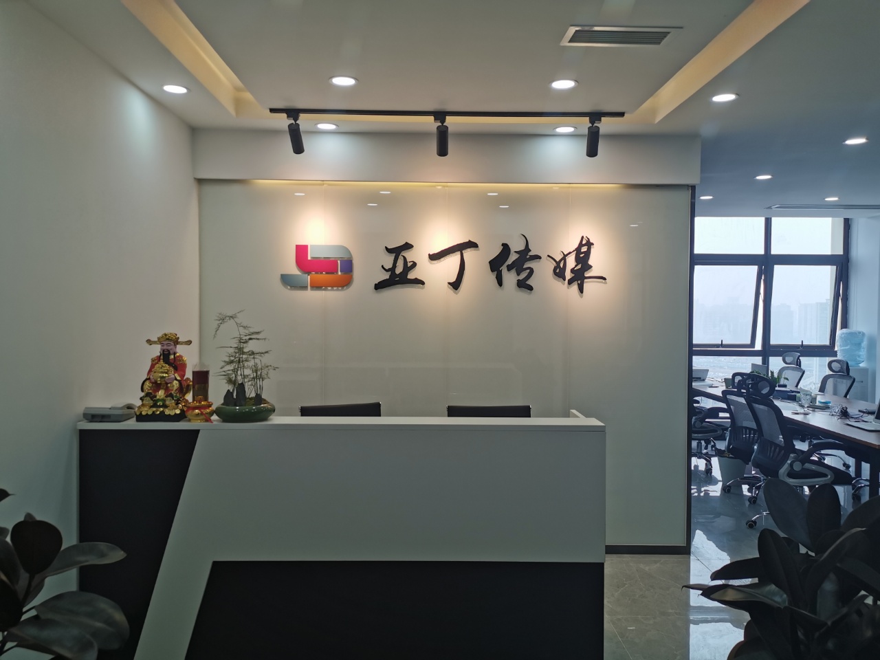成华区昭觉寺南路台州商人大厦写字楼出租190平9直播间8工位前台接待区精装带家具电梯口现房特价低物业