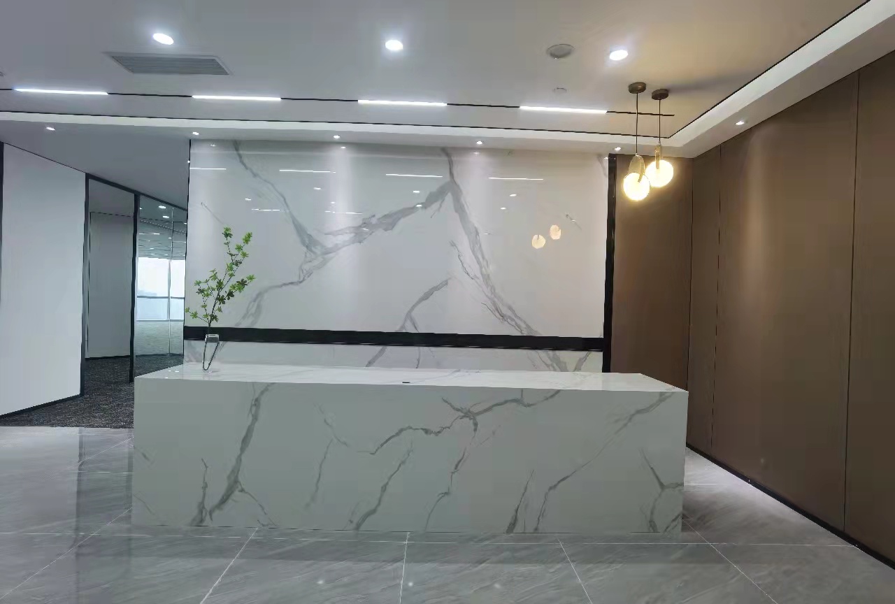 市中心航天科技大厦6隔间40工位艺术精装带家具高区采光特价在租