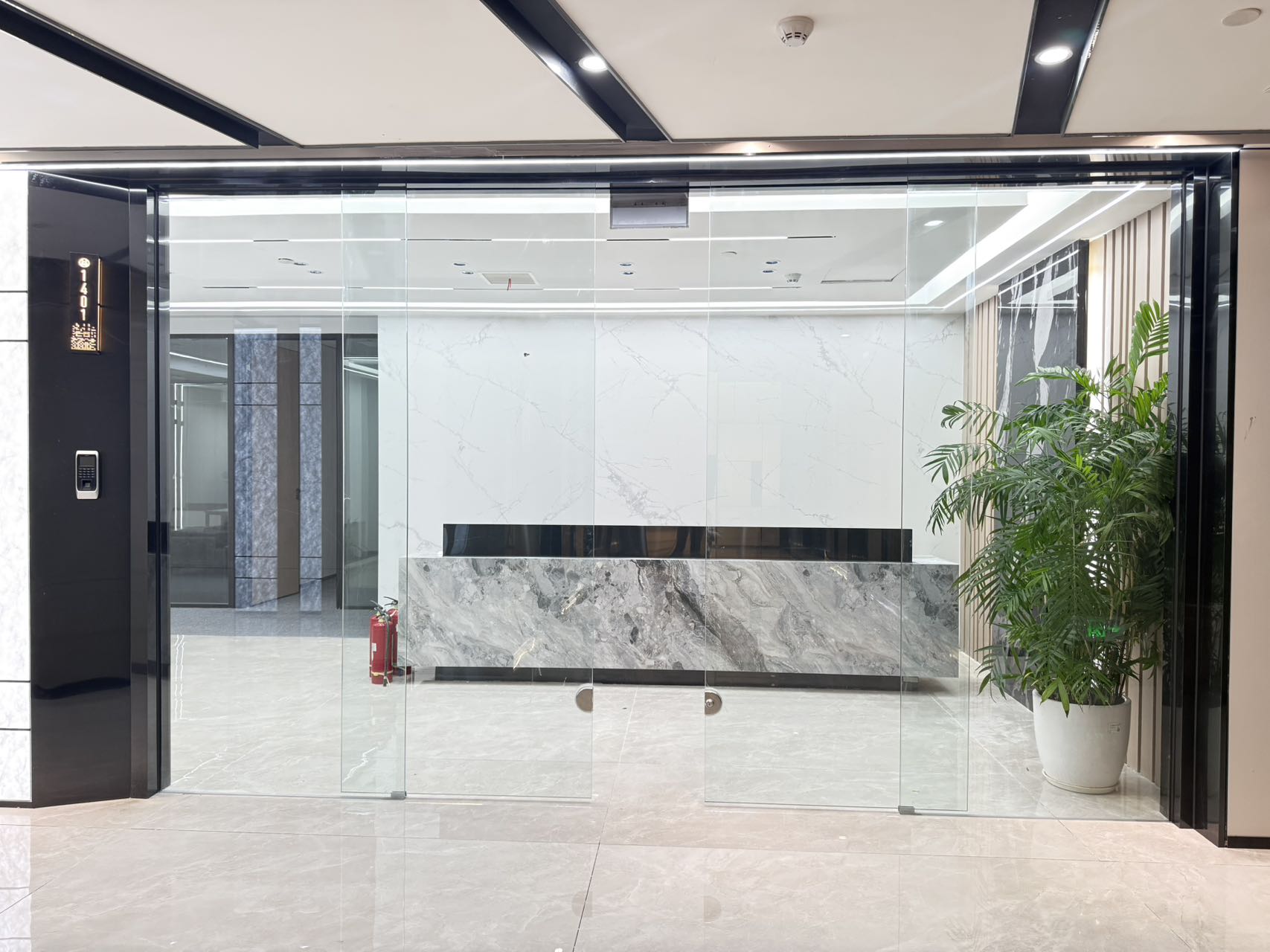 金融城地铁口超甲楼盘 432平方 5隔间30工位左右 业主直租 正对电梯口 可看双子塔 华商金融中心办公室出租
