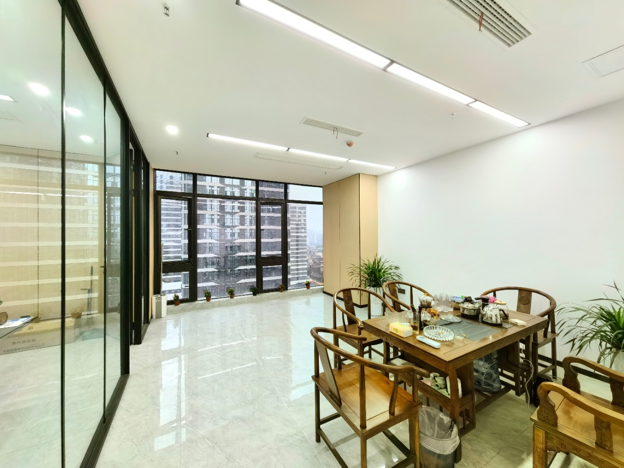 成华区十里店地铁 2隔间10工位 精装带家具 拎包入住 龙光世纪中心|成华区写字楼|成华区办公室|租小团