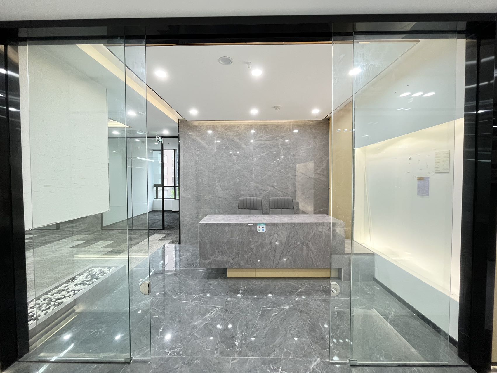 文汇创意园4隔间12工位艺术装修带家具低公摊无加时费近地铁高品质写字楼采光通透双开玻璃门