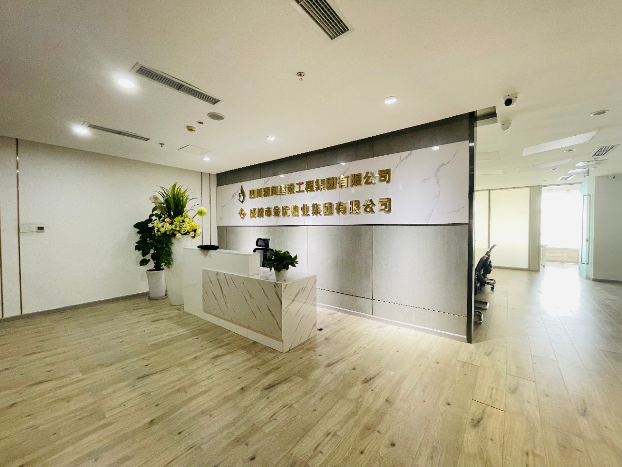 环球中心东区特价房 跃层户型 实得700平 9隔间88工位 利用率高 精装带家具