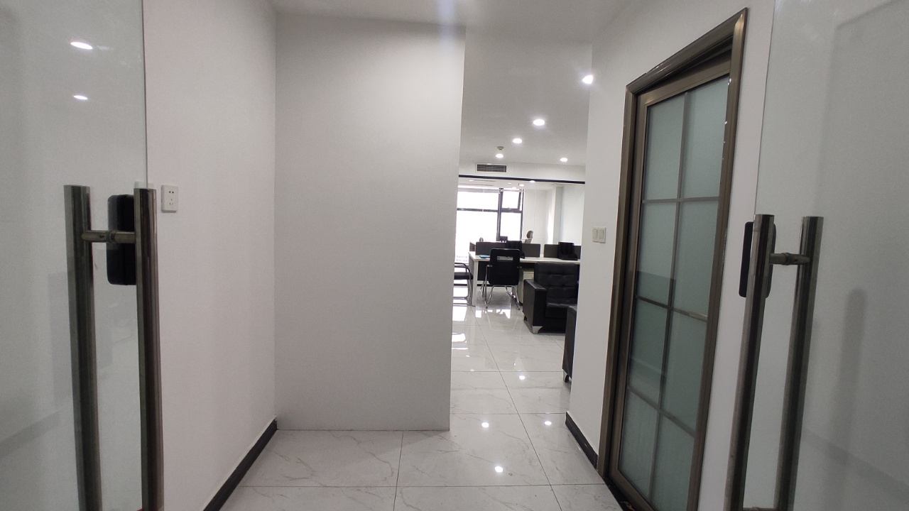 泰合财富中心1隔间8工位艺术装修带家具低公摊无加时费近地铁商住楼采光通透近地铁低价市中心双开玻璃门