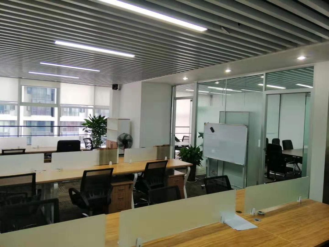 花样年香年广场办公楼精装带家具可拎包办公2隔间14工位